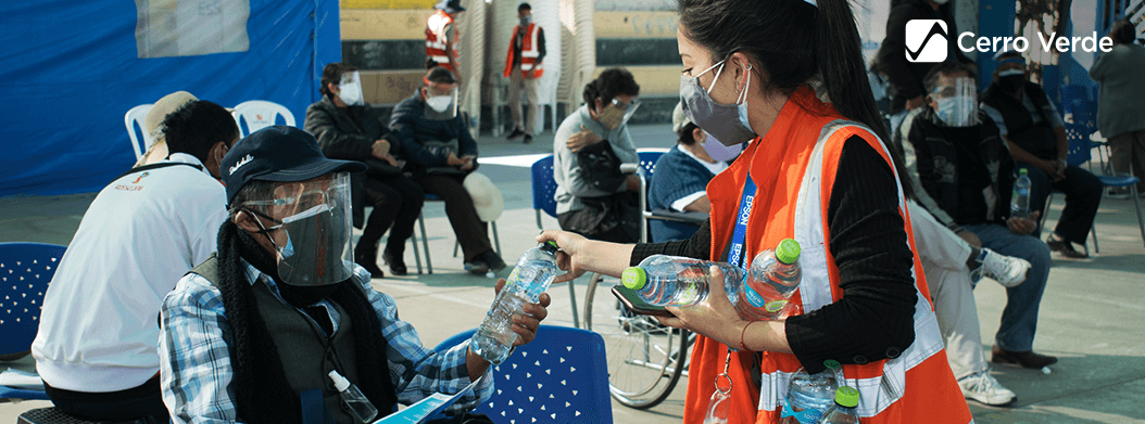 mas-de-154-mil-personas-que-acudieron-a-vacunatorios-en-arequipa-recibieron-mascarillas-botellas-de-agua-y-contaron-con-sillas-que-cerro-verde-dono-para-facilitar-el-proceso-de-vacunacion-190